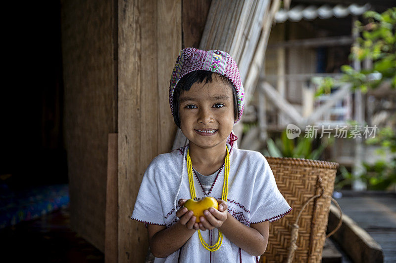 Pga Ka nyau (Pakhayo)部落的孩子们在她家展示柿子。清迈省美湛区班帕邦邦北部地区有泰国最美丽的梯田。